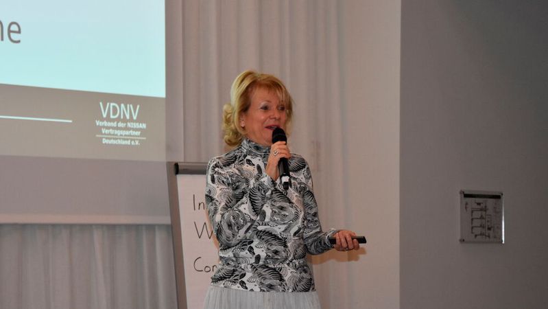 VDNV-Vorständin Marlies Wegener sprach die Herausforderungen an, mit denen die Nissan-Händler konfrontiert sind, darunter ein deutlicher Rückgang in der Nachfrage.(Bild:  Simon – VCG)