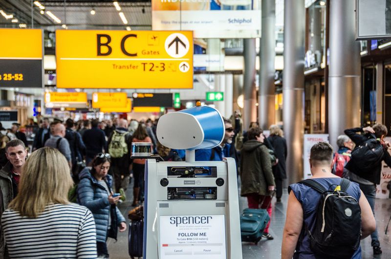 Spencer scannt die Bordpässe von Passagieren, prüft, ob die Gruppe vollständig ist und begleitet sie selbstständig durch den Flughafen. Reisende sollen mit dieser Hilfe immer rechtzeitig am richtigen Gate ankommen und Flughafenmitarbeiter entlastet werden. (Bild: KLM)