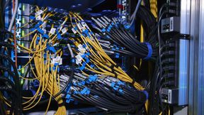 24 Millionen Euro an Fördermittel vom Bund und dem Land Baden-Würrtemberg: Im  modular aufgebauten Rechenzentrum ermöglichen Hochleistungsverbindungsleitungen die Vernetzung zahlreicher Systeme. (Bild: © www.kit.edu)