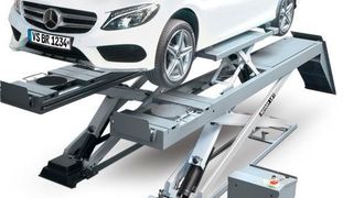 Die Universalhebebühne S38 eignet sich mit 3,8 Tonnen Tragkraft für den Annahmebereich, für Achsvermessungsarbeiten, für Diagnosearbeitsplätze (Assistenzsysteme) und für die Reparatur. (BlitzRotary)