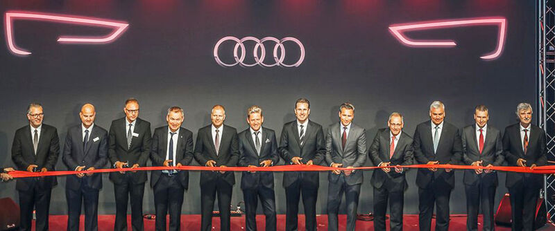 Gemeinschaftsaktion: Nicht weniger als zwölf Beteiligte duchschnitten das rote Band. (Foto: Leupold)