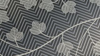 Diese efeuähnliche, prozedurale Struktur lässt sich ohne Verzerrung auf einer gekrümmten Oberfläche aufbringen, indem ein Algorithmus ihren Verlauf auf der 3D-Oberfläche errechnet, statt das Muster auf einer 2D-Oberfläche zu definieren. (Fraunhofer-IPT)