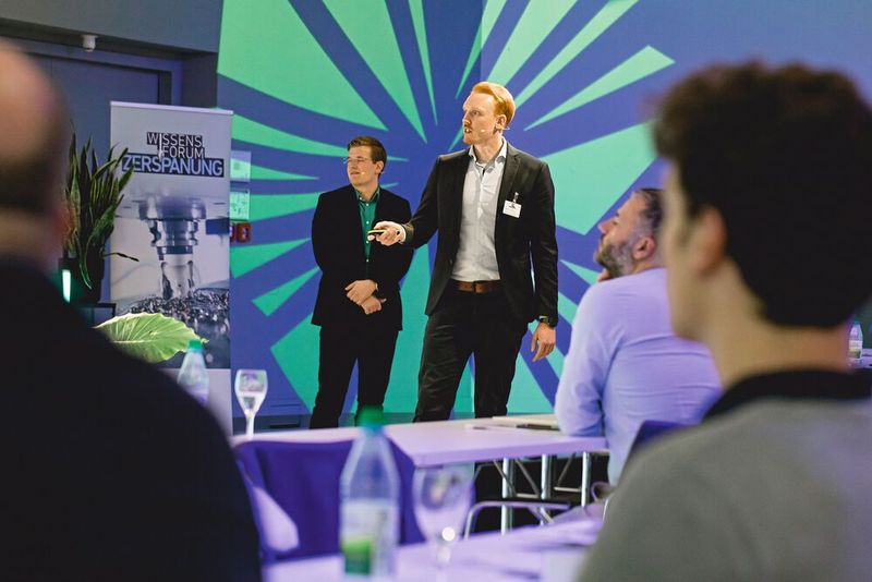 Martin Sicking vom Institut für Spanende Fertigung der TU Dortmund über Entwicklungen und Herausforderungen beim Einsatz innovativer Tiefbohrverfahren. (Bild: Stefan Bausewein)