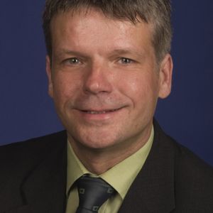 Autor Dr. Viktor Grinewitschus ist stellvertretender Abteilungsleiter System- und Anwendungstechnik am Fraunhofer-Institut Mikroelektronische Schaltungen und Systeme (IMS) in Duisburg sowie Leiter Technik und Innovation des inHaus-Innovationszentrums der Fraunhofer-Gesellschaft.