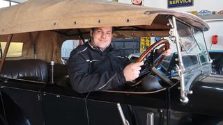 Einer der Lehrherren des halbierten Lehrlings: Michael Strohhammer, Inhaber des Traunsteiner Oldtimerbetriebs Garagisti (Bild: Diehl – VCG)