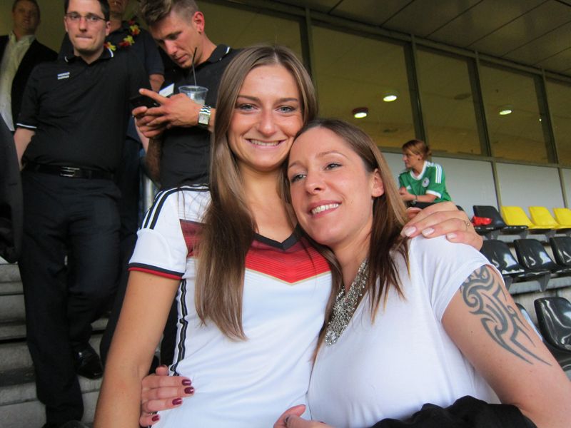 Paulina Günther, TAROX, mit ihrer Bekannten (Bild: IT-BUSINESS)