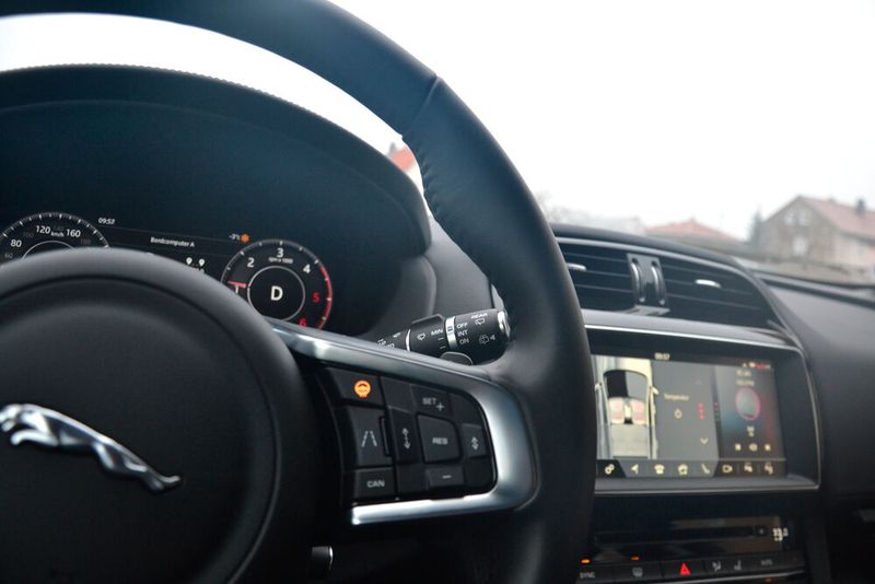 Angenehm, wenn das Auto bei entsprechenden Außentemperaturen über eine Lenkradheizung verfügt. (Bild: Michel/»kfz-betrieb«)