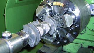 Vor allem beim Bearbeiten von Schmiede- und Gussteilen wie Kurbelwellen und Hinterachsgehäuse für Lkw können werkstückspezifische Spannmittel ihre Stärken ausspielen. Bild: Röhm (Archiv: Vogel Business Media)