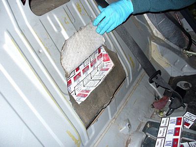 Insgesamt 65.000 Zigaretten in zwei Autos fanden die Rosenheimer Zöllner – im Kofferraum, in Türschwellern, im zweigeteilten Benzintank und im Fahrzeugaufbau im Bereich der hinteren Sitzbank. (Archiv: Vogel Business Media)