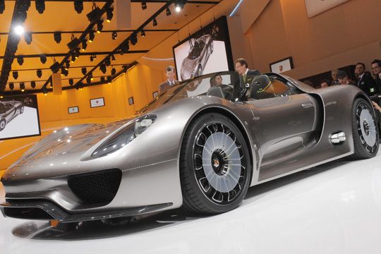 Porsche verbindet ein Plug-in-Hybrid-Konzept und ein 500 PS-starkes V8-Triebwerk mit drei Elektomotoren, die eine Gesamtleistung von 218 PS erbringen.  (Archiv: Vogel Business Media)