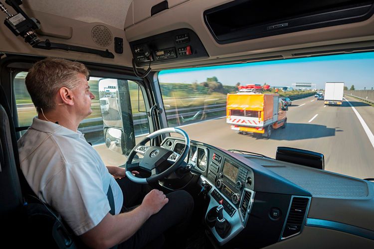 Der Highway Pilot steuert und bremst selbstständig im laufenden Autobahnverkehr. Nähert er sich einem Hindernis, etwa einer Baustelle, fordert das System den Fahrer zur Übernahme des Fahrzeugs auf. Liegt die Baustelle hinter dem Lkw, kann der Highway Pilot abermals die Führung des Fahrzeugs übernehmen. (Foto: Daimler)