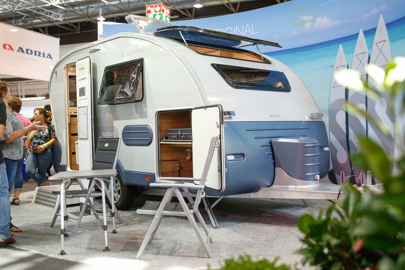 Auch Wohnwagen werden beliebter – wie der günstige Kompakt-Caravan Action von Adria. (Messe Düsseldorf/ctillmann)