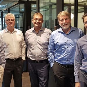 Bei der Eröffnung der neuen Serapid-Niederlassung: Iain Forbester (Vizechef, Geschäftsentwicklung), Emeric Labesse (CEO Serapid-Gruppe), Guillaume Davies (COO Serapid-Gruppe), Robert Degenkolb (Geschäftsführer Serapid SG), Ivan Seigneur (technischer Leiter Serapid SG) (v.l.)

