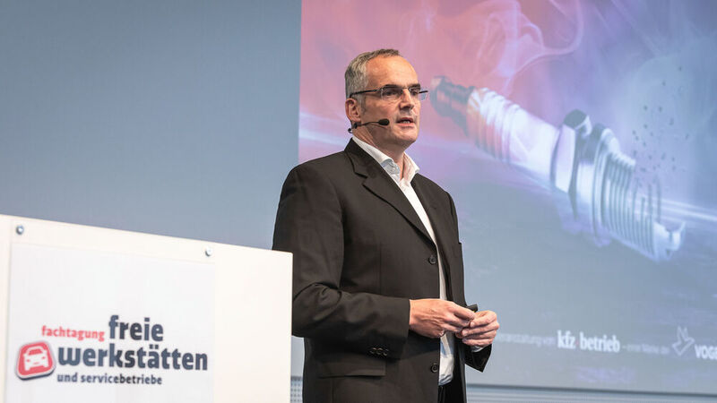 Dr.-Ing. Christian Knobloch zeigte in seinem Vortrag, welche Hindernisse freie Werkstätten noch überwinden müssen, um mit Fahrzeugen direkt kommunizieren zu können. (Stefan Bausewein)