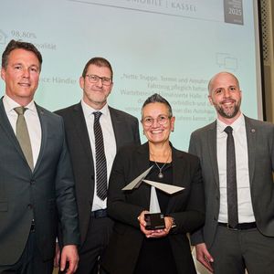 Über den zweiten Platz in der Kategorie Omotenashi freuten sich Achim (2.v.li.) und Dunja Hansmann vom Autohaus Hansmann. Überreicht wurde der Award von Mazda-Deutschland-Geschäftsführer Bernhard Kaplan (li.) und dem Direktor Netzstrategie und Kundenerlebnis Stefan Kampa. (Bild:  Silke Steinraths Photography)