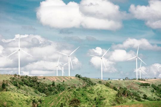 Abbildung 4: Nachhaltigkeitsprogramme stehen im Jahr 2023 vor einer ähnlichen Herausforderung wie das Management globaler Lieferketten. Unternehmen müssen eine kollektive Intelligenz über das gesamte Unternehmen hinweg aufbauen, indem sie Daten über alles erfassen: von der Energiequelle, die für die Produktionsanlagen verwendet wird, bis hin zu den Ursprüngen verschiedener Materialien.(Bild:  Shutterstock / Bannafarsai_Stock)