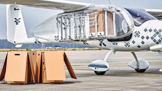 Flugzeug mit biologisch abbaubaren Kartons, die bei ihrem Abwurf automatisch Flügelklappen für ihren sanften Sinkflug öffnen können. (Smurfit Kappa)