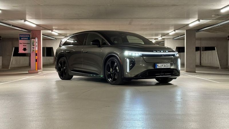 Mit seinen durchgängigen Lichtbändern und der modernen Designsprache fällt der Gravity auf – wenn auch erst auf den zweiten Blick. Viele können das kalifornische SUV nicht einordnen. (Bild: Schreiner – »kfz-betrieb«)
