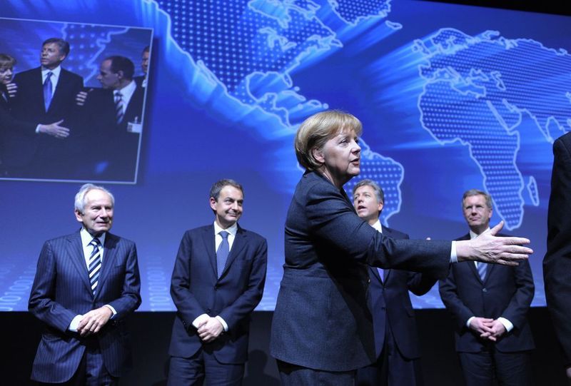 Begrüßungsrunde auf der Eröffnungsfeier zur CeBIT 2010: Der Präsident des BITKOM, Prof. Dr. August-Wilhelm Scheer, der spanische Ministerpräsident José Luis Rodríguez Zapatero, die Bundeskanzlerin der Bundesrepublik Deutschland Dr. Angela Merkel, der Co-CEO der SAP AG, Bill McDermott und der niedersächsische Ministerpräsident Christian Wulff. (Archiv: Vogel Business Media)