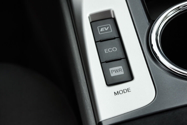Der Fahrer kann zwischen den drei Modi EV, Eco und Power wählen. (Foto: Toyota)