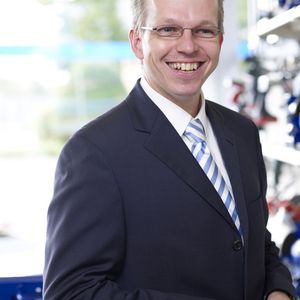 „Mit der Roboterschweißzelle runden wir unser Angebot an Werkzeugmaschinen optimal ab“, so Blumenbecker-Geschäftsführer Olaf Lingnau.  Bild: Blumenbecker