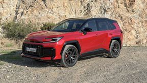 Der Toyota RAV4 der 6. Generation (hier die Version GR Sport) fällt von außen vor allem durch seine neue Front auf. Die Maße sind gegenüber dem Vorgänger gleich geblieben. (Bild: Schmidt - VCG)