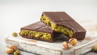 Vorsicht bei so genannter Dubai-Schokolade: Labortests zeigten besonders bei Importware Mängel bei der Kennzeichnung von Inhaltsstoffen wie Allergenen – und sogar Schimmelpilzgifte wurden nachgewiesen. (Symbolbild) (Bild: murziknata - stock.adobe.com)