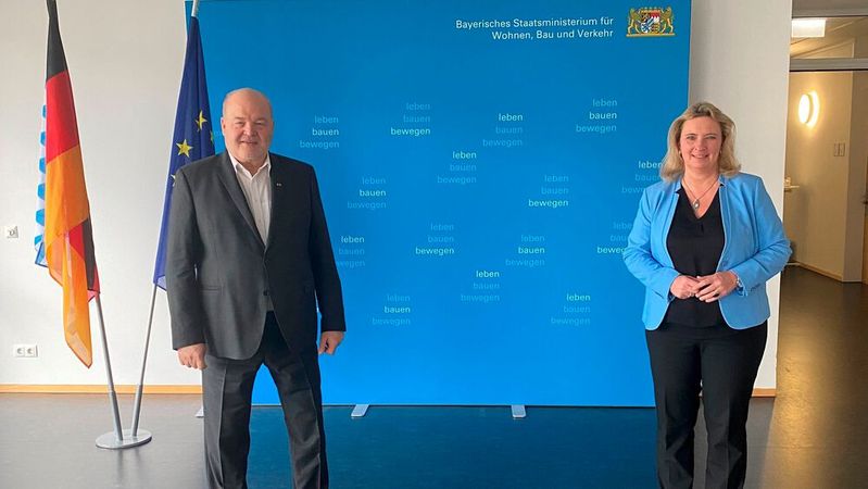 Albert Vetterl, Präsident des Kfz-Gewerbes Bayern, sprach mit Verkehrsministerin Kerstin Schreyer über die wirtschaftliche Lage der mittelständischen Betriebe und die Herausforderungen für die Branche durch die klimapolitischen Vorgaben.(Bild:  Kfz-Gewerbe Bayern)