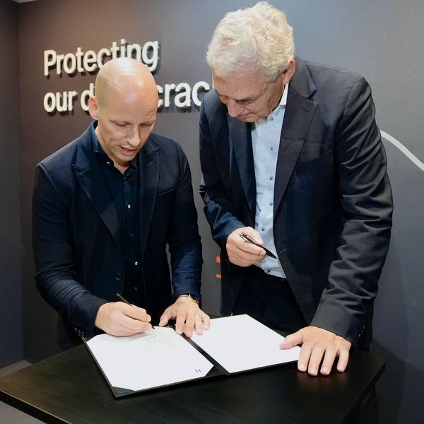 Michael Holm (left), founder and chairman of Systematic A/S, and Dr. Gundbert Scherf, co-founder and co-CEO of Helsing, embarked on a partnership at the “Defence and Security Equipment International” (DSEI) 2025 in London with the aim to integrate Helsing’s AI-powered drone technology with Systematic’s SitaWare C4ISR for sovereign control of drone swarms. (Source: Helsing SE)