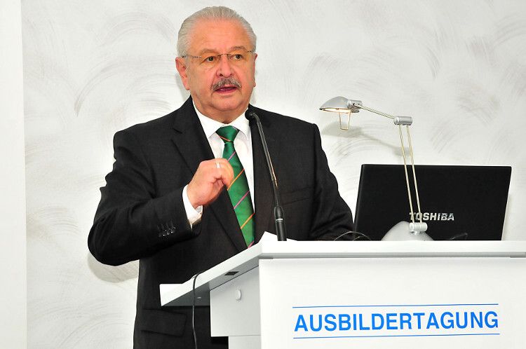 Der neue ZDK-Präsident Jürgen Karpinski unterstrich in seinem Grußwort die wichtige Bedeutung der Aus- und Weiterbildung im Kfz-Gewerbe. (Foto: Schmidt)