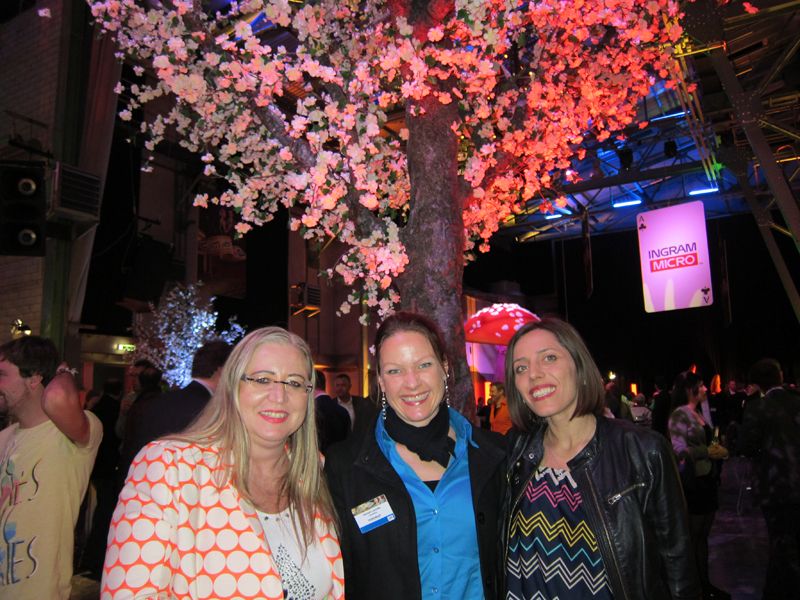 Hannah Lamotte (m.), IT-BUSINESS, mit Petra Müller (l.)  und Ceylan Aksit, Schneider Electric  (Bild: IT-BUSINESS)