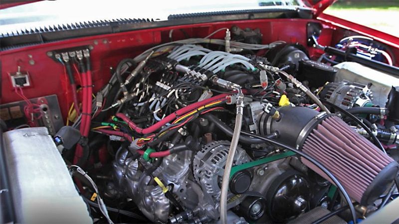 Der Motorinnenraum des Fahrzeuges; links und rechts von dem mit Ammoniak betriebenen Motor sind die beiden Crackreaktoren (umgeben von weißem Isolationsmaterial) zu sehen.(Bild:  First Ammonia Motors)