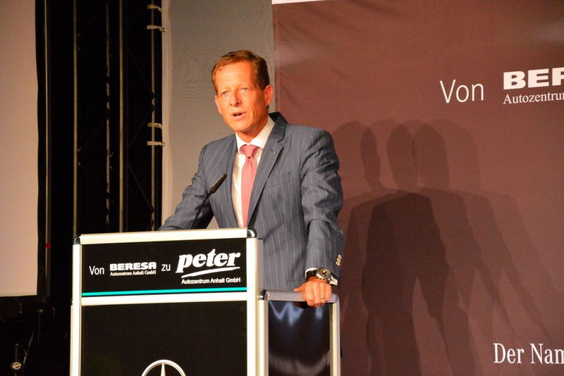Carsten Oder, Leiter Mercedes-Benz Vertrieb Deutschland, betonte, dass der Hersteller auch künftig auf die Zusammenarbeit mit Händlern in den Regionen setze – trotz erster Gehversuche in Sachen Online-Direktvertrieb. (Achter / »kfz-betrieb«)