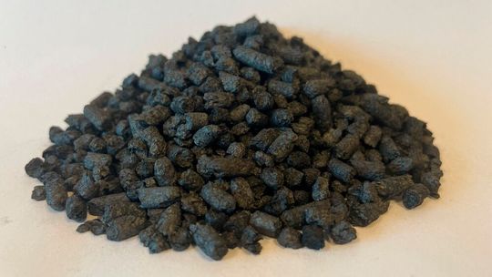 Biokoks-Pelltes wie diese sollen aus dem in der Anlage gewonnenen Biokohlenstoff hergestellt werden.(Bild:  Outokumpu)