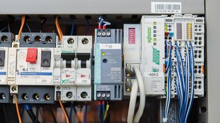 Die Wago-Feldbuskoppler und die passenden Eingangsklemmen ließen sich leicht in den Schaltschrank des Industrie- und Automobilzulieferers Schaeffler integrieren. (Wago)