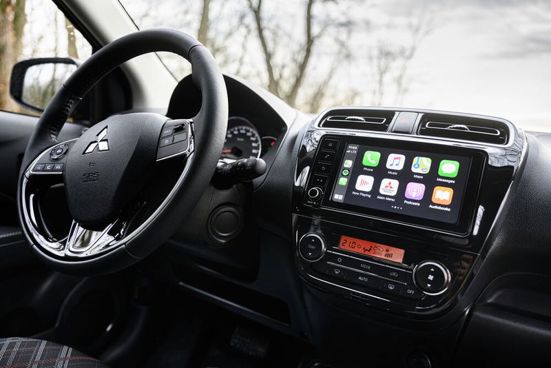 Im Innenraum erwarten den Fahrer neben einem angemessenen Platzangebot wohldosierte Infotainment-Funktionen. (Bild: Mitsubishi)