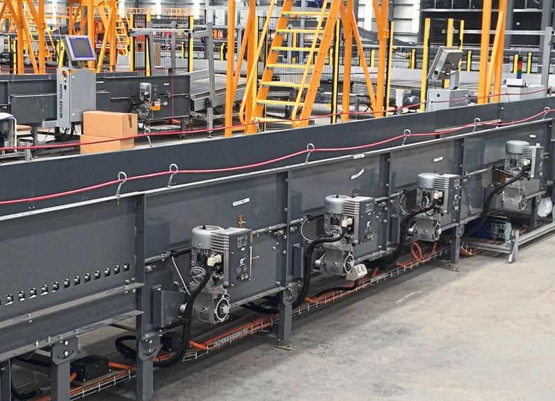 Mehr als 1000 Antriebe bewegen die Förderbänder in der modularen Anlage des Paketverteilzentrums von Toll IPEC.