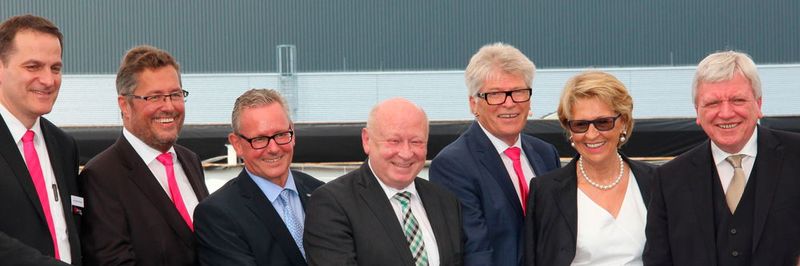 Nach der offiziellen Grundsteinlegung des Rittal-Produktionswerkes in Haiger. Von rechts: Hessens Ministerpräsident Volker Bouffier, Debora Loh, Dr. Friedhelm Loh, Inhaber und Vorstandsvorsitzender der Friedhelm Loh Group, Wolfgang Schuster, Landrat, Mario Schramm, Bürgermeister von Haiger, Dr. Köhler, CEO Rittal International, und Carsten Röttchen, Geschäftsbereichsleiter Produktion. (Bild: Reinhold Schäfer)