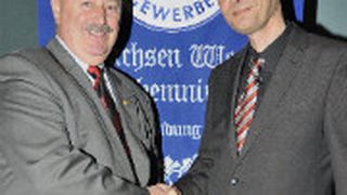 Stabsübergabe: Nach rund 20 Jahren gibt Roland Andrä (li.) das Amt des Obermeisters an Ingolf Metzler ab. (Foto: Zietz)