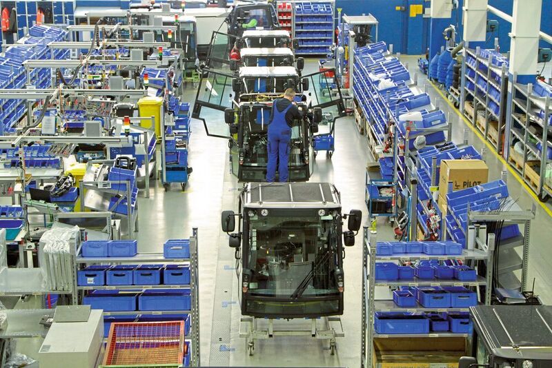 Rund 450 Kompaktkehrmaschinen der Baureihe Swingo mit 2-m³-Kehrbehältern werden jährlich in St. Blasien gefertigt. (Roemheld)