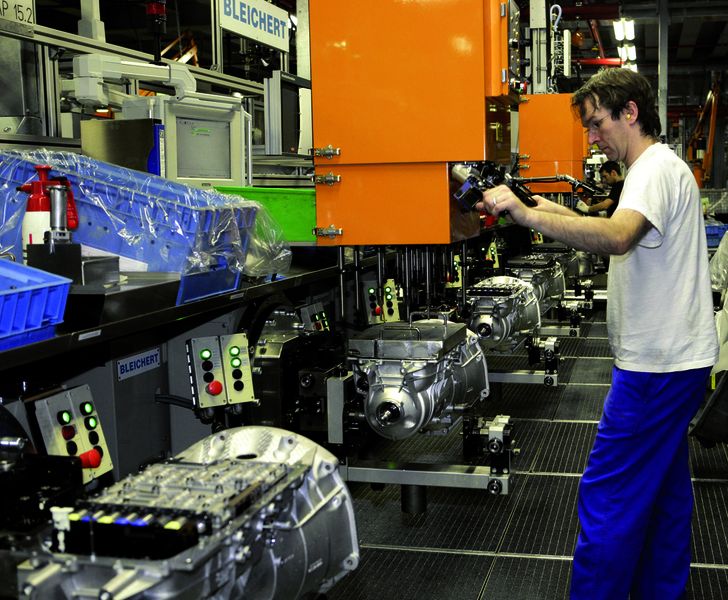 Entmontage des 6-Gang-Automatgetriebes. Bild: FZ (Archiv: Vogel Business Media)