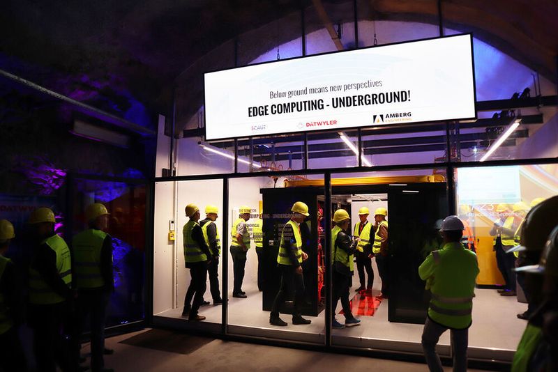 Nach der Vorstellung des Prototyps konnten die Gäste die Anlage besichtigen und den anwesenden Experten ihre Fragen stellen. (Amberg Engineering AG/Dätwyler Cabling Solutions AG)