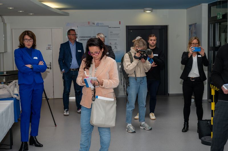 Anne Richter (vorne), Chefredaktorin at – aktuelle technik, nahm am Medienanlass «Digitalisierung für die Industrie made in Switzerland» von SMC und der ZHAW School of Engineering am 26. März 2026 teil. (Bild: SMC Schweiz AG)