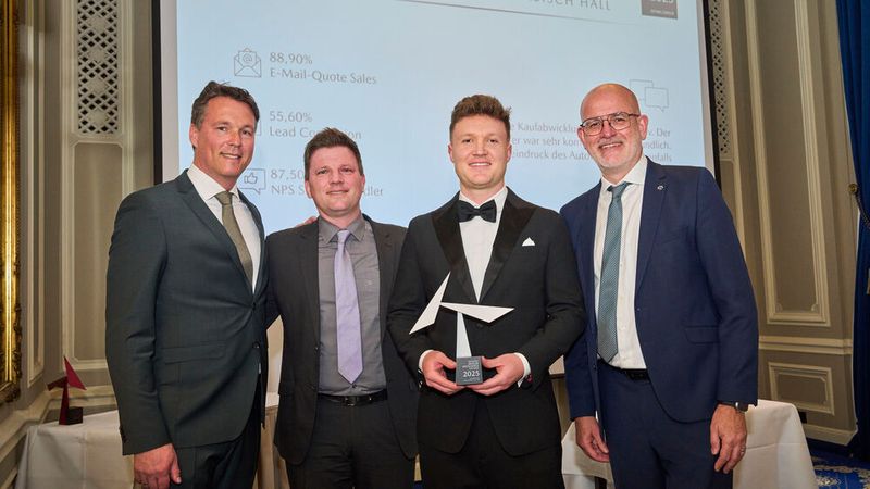 Über den Newcomer Award freute sich die Autohäuser Sing GmbH & Co. KG: (v.li.) Bernhard Kaplan, Geschäftsführer Mazda Deutschland, Stefan und Patrick Sing, und Dino Damiano, Direktor Marketing, Mazda Deutschland. (Bild: Silke Steinraths Photography)