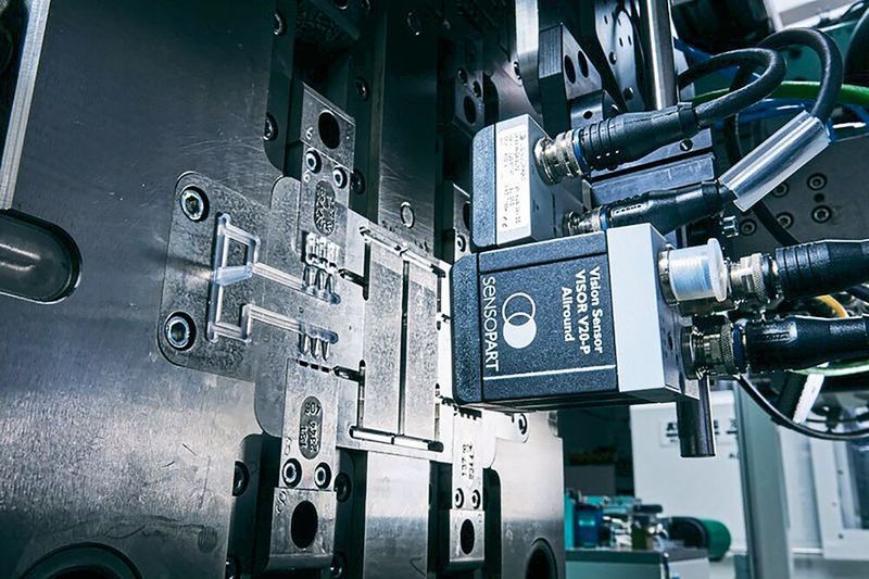 Hier ist eine Vision-Kamera von Sensopart Industriesensorik im Einsatz an einem Spritzgießwerkzeug zu sehen. Mit dieser Technik erkennt man Teilefehler durch Überspritzen, Unterfüllung oder auch falsch eingelegte Komponenten. (Sensopart)