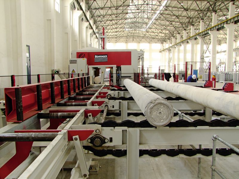 Die Behringer-Säge vom Typ HBM800-ALU wird mit über 6 m langen Aluminiumstangen mit einem Durchmesser von 800 mm mittels Rollenbahn und Quertransport-Kettenförderer beschickt. (Bild: Behringer)