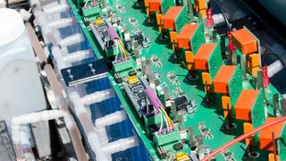 Der Demonstrator des Speichers soll seinen Aufbau verdeutlichen. Die blauen Kästen sind die Zellen, im Gefäß links befindet sich das Elektrolyt, das durch die Schläuche weitergeleitet wird. (FH Münster)