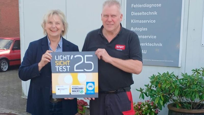 Start des Licht-Sicht-Test bei der Kfz-Innung Wesermarsch: Die Landtagsabgeordnete Karin Logemann und Kfz-Innungs-Obermeister Sven Placküter präsentieren die aktuelle Plakette und eröffneten die Verkehrsssicherheitsaktion der Innung.  (Bild: Kfz-Innung Wesermarsch)