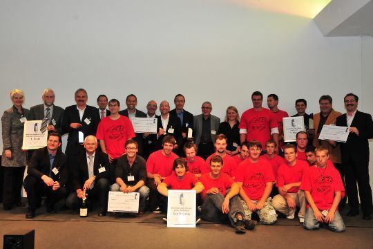 Zum Schluss kamen alle Preisträger noch einmal auf die Bühne, um ihren verdienten Applaus entgegenzunehmen. (Archiv: Vogel Business Media)