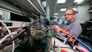 Valens-Ingenieur im Entwicklungslabor. (Valens)